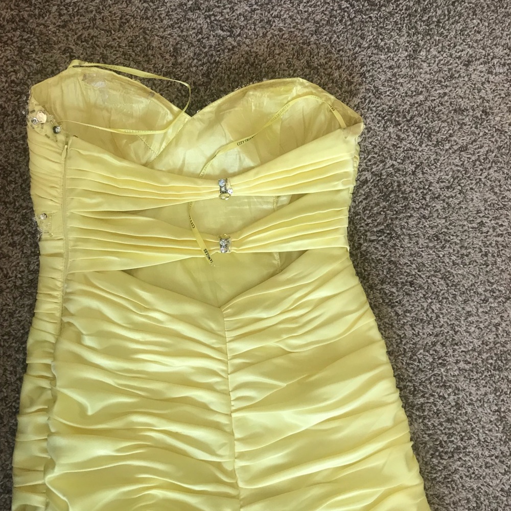 Yellow strapless prom dress. - Picture 4 of 6